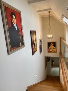 Un dipinto di un uomo su un muro con delle foto di NEU! Luxus Apartment a Salgen