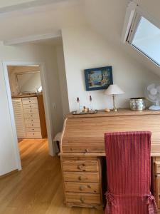 una camera con cassettiera in legno e lampada sopra di NEU! Luxus Apartment a Salgen Altre 11 foto