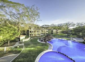 Vista arial de um resort com uma grande piscina em CC Beach Front Papagayo All Inclusive em Culebra