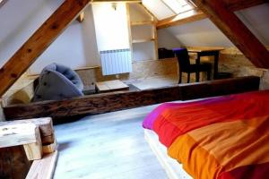 Un pat sau paturi într-o cameră la Maison au cœur de la ville de Mende