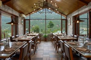 Restaurace v ubytování Larisa Resort Manali