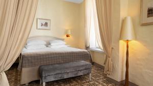 Postel nebo postele na pokoji v ubytování Rixwell Collection Savoy Boutique Hotel