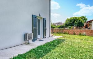 Κήπος έξω από το Beautiful Apartment In Albi With Wifi