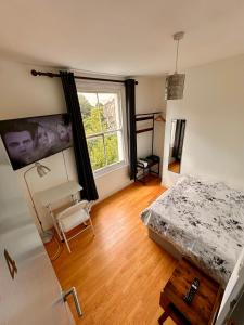 a bedroom with a bed and a window at 41 Home near Kings Cross and Angel in London