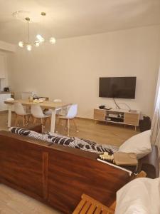 Μια τηλεόραση ή/και κέντρο ψυχαγωγίας στο Style Homes Caminia