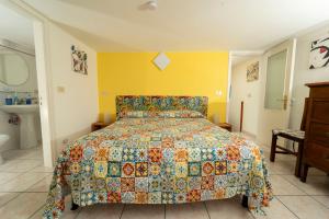 a bedroom with a bed with a colorful bedspread at Un angolo di paradiso nel centro di Anacapri in Anacapri
