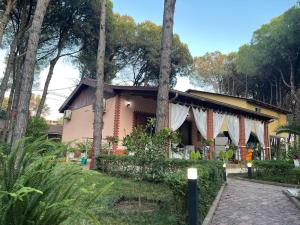 Photo de la galerie de l'établissement Seafront Villa with a Stunning Garden, à Golem