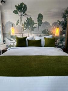 Un dormitorio con una gran cama blanca con almohadas verdes. en Suuyla Kazdagları, en Edremit 58 fotos más