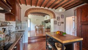 cocina con encimera y arco en Casanova di Bricciano, en Gaiole in Chianti