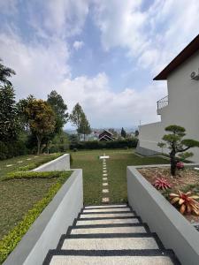 a stairway leading to a yard with a building at VILLA NEOM PUNCAk in Sampal 2