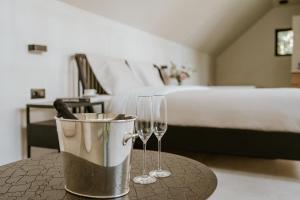 two wine glasses and a bucket on a table in a bedroom at Gerard Bronnen in Geraardsbergen