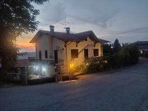 a white house with a sunset in the background at B&B Cuccagna in Rocca deʼGiorgi