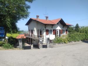 a house on the side of the road at B&B Cuccagna in Rocca deʼGiorgi