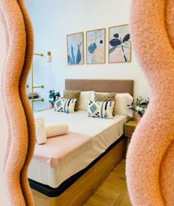 Una cama o camas en una habitación de Color & Design next to Russafa SOHO