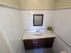 Ένα μπάνιο στο Sleek 1-Bedroom Apt #1 - 5 Mins to SGU