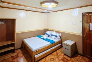 Postel nebo postele na pokoji v ubytování RedDoorz at Bilza Lodge Sagada