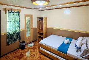 Postel nebo postele na pokoji v ubytování RedDoorz at Bilza Lodge Sagada