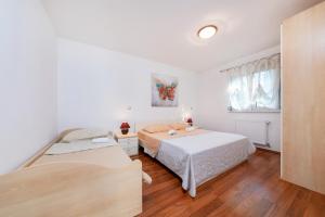 冯塔纳Apartments Rea的有两张床和一扇窗户的卧室