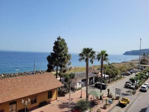 vista su una città con strada e sull'oceano di Terrazza sul mare a Scaletta Zanclea