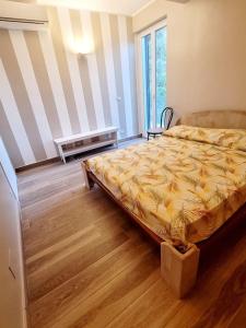 una camera da letto con un letto grande in una stanza di Terrazza sul mare a Scaletta Zanclea