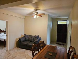 Posezení v ubytování Spacious 1 Bedroom Apartment Near SGU - Prime Location #2