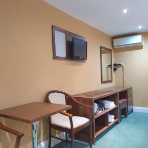 TV a/nebo společenská místnost v ubytování Oliver Hotel