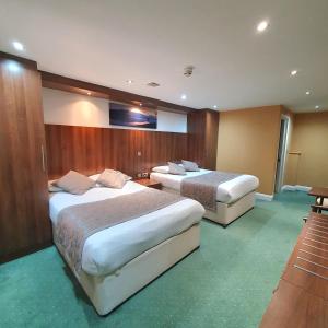 Postel nebo postele na pokoji v ubytování Oliver Hotel