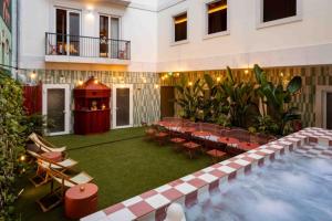 Κήπος έξω από το Upon Angels - Adults Only