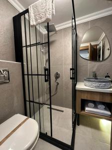 Un baño con ducha, inodoro y lavabo. en Suuyla Kazdagları, en Edremit