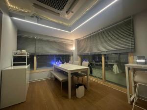 Una cocina o kitchenette en K wave Guesthouse Only Female in Hongdae 1