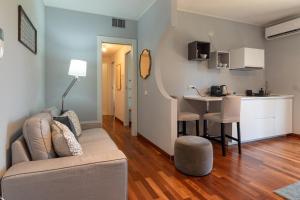 a living room with a couch and a kitchen at Pescara INN al Golf - Tiger Woods in Miglianico +6 photos