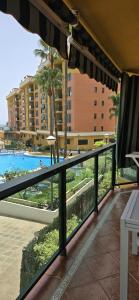 a balcony with a view of a swimming pool at Apartamento Cozy Inns Beach in Torremolinos