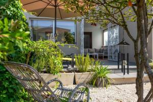 podwórko z ławką i dom z gankiem w obiekcie Holiday home in Porec - Istrien 27453 w Poreču