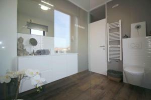 biała łazienka z toaletą i oknem w obiekcie Holiday home in Porec - Istrien 27453 w Poreču