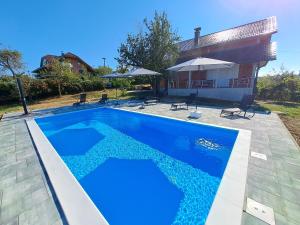 una piscina frente a una casa en Villa Sunset, en Banja Luka