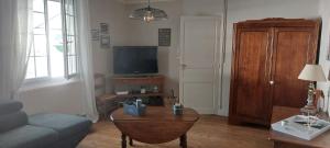 Un televizor și/sau centru de divertisment la Maison de vacances St Brévin les pins