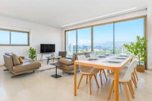 TV a/nebo společenská místnost v ubytování Aphrodite 2-Bedroom Apartment in Mar Mkhayel