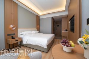 Postel nebo postele na pokoji v ubytování Poltton Foshan Sanshui Century Hotel