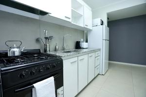 Dapur atau dapur kecil di Departamento en Trelew - céntrico y moderno