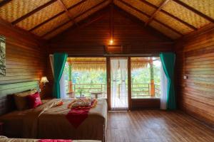Postel nebo postele na pokoji v ubytování Ayu Hill Bungalows