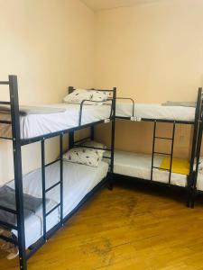 Voodi või voodid majutusasutuse Olympic Hostel toas