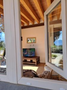 vistas a la sala de estar a través de una ventana en Villa Nilla, en Tellaro