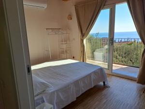 Un dormitorio con una cama y vista al mar. en Villa Nilla, en Tellaro 86 fotos más