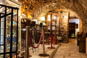 un negozio di vini con corde rosse in un edificio in pietra di Château de Trigance a Trigance