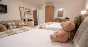 Postel nebo postele na pokoji v ubytování Mackays Hotel