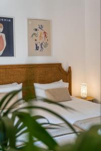 ein Bett mit weißen Laken und Kissen darauf in der Unterkunft Vilos Canteras in Guanarteme