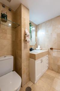 ein Badezimmer mit Toilette und Waschbecken in der Unterkunft Vilos Canteras in Guanarteme