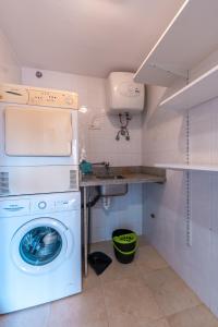 eine Waschküche mit Waschmaschine und Waschbecken in der Unterkunft Vilos Canteras in Guanarteme + 16 Fotos