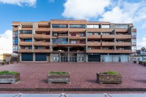 ein Gebäude mit zwei Pflanzgefäßen davor in der Unterkunft Vilos Canteras in Guanarteme