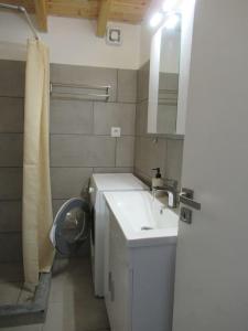 Ένα μπάνιο στο Cozy Beachfront Escape in Lilikas